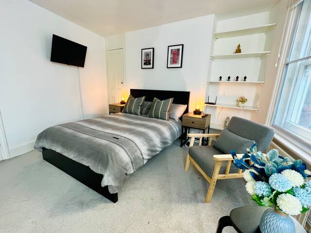 H12: Central 3-Bedroom Townhouse in Piccadilly gallery image 2