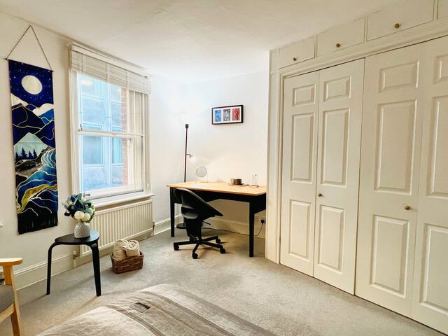 H12: Central 3-Bedroom Townhouse in Piccadilly gallery image 5