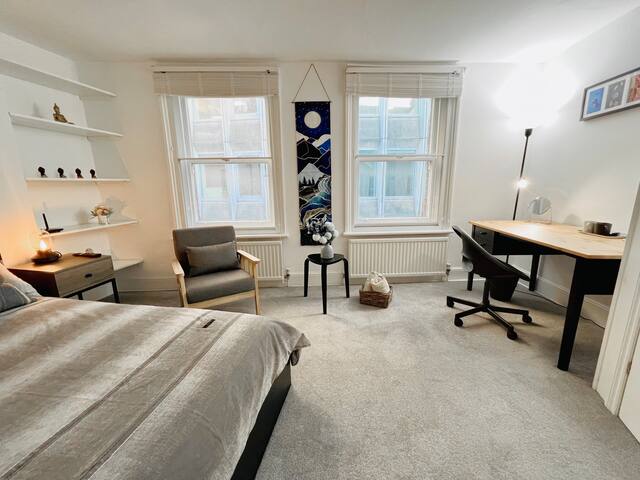 H12: Central 3-Bedroom Townhouse in Piccadilly gallery image 3