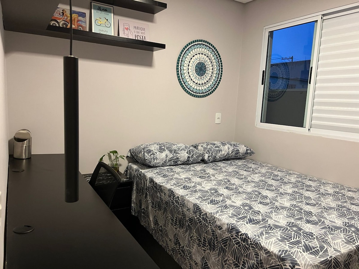 Spavaća soba uređena s integriranim uredom | Super udoban krevet | Mini hladnjak | Ostava za odjeću s vješalicama | Posteljina | Mirisni i uvijek čisti jastuci i deke | Prozor s punim zamračenjem