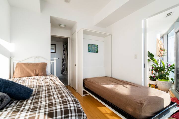 56th Fr DT Toronto, 2 Br/Ba, 5 Mins walk CN tower gallery image 4