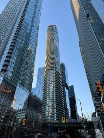 56th Fr DT Toronto, 2 Br/Ba, 5 Mins walk CN tower gallery image 5