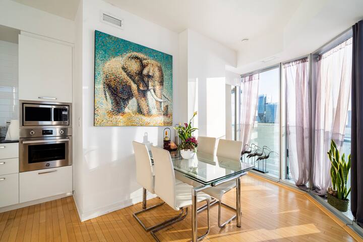 56th Fr DT Toronto, 2 Br/Ba, 5 Mins walk CN tower gallery image 3