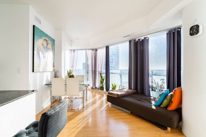 56th Fr DT Toronto, 2 Br/Ba, 5 Mins walk CN tower gallery image 2