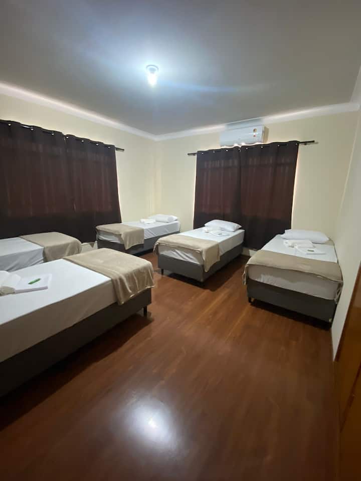חדר משותף עם 5 מיטות יחיד ומיזוג אוויר.
