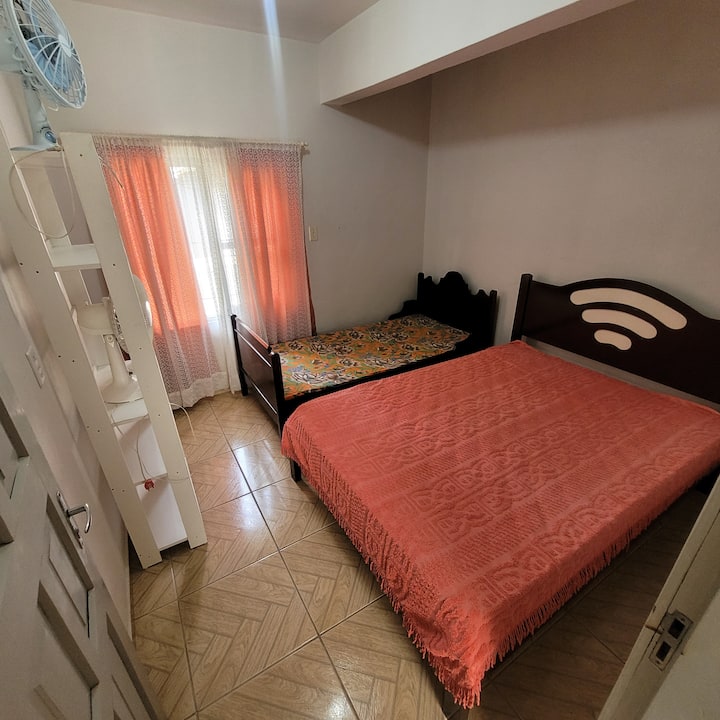 Chambre 1 - avec un lit simple et un lit double