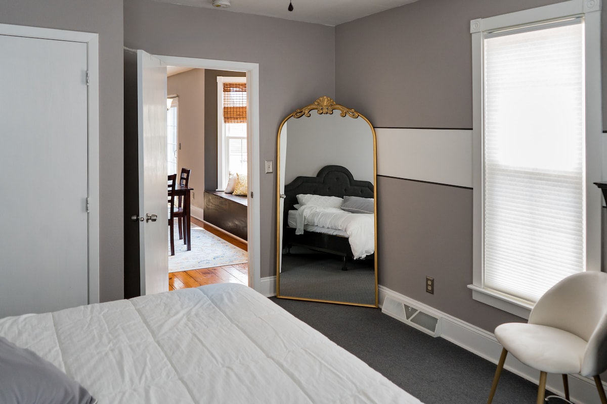 Прва спална соба со брачен кревет (широк 150-179 см) и плакар