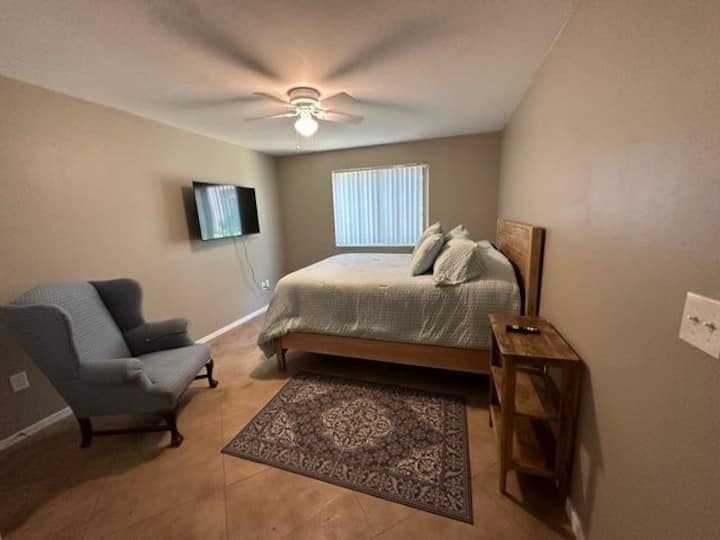 Primary Bedroom, queen size bed