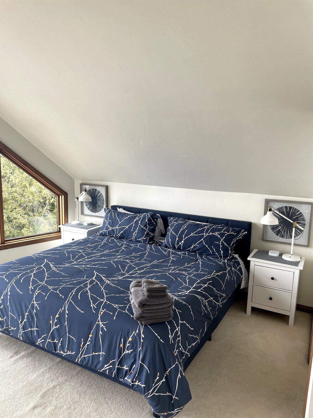 ห้องนอนหลักพร้อมเตียงคิงไซส์พื้นที่นั่งเล่นตู้เสื้อผ้าแบบเดินเข้าได้ขนาดใหญ่และวิวที่สวยงาม

นอนบนเตียงและชมพระอาทิตย์ตก!