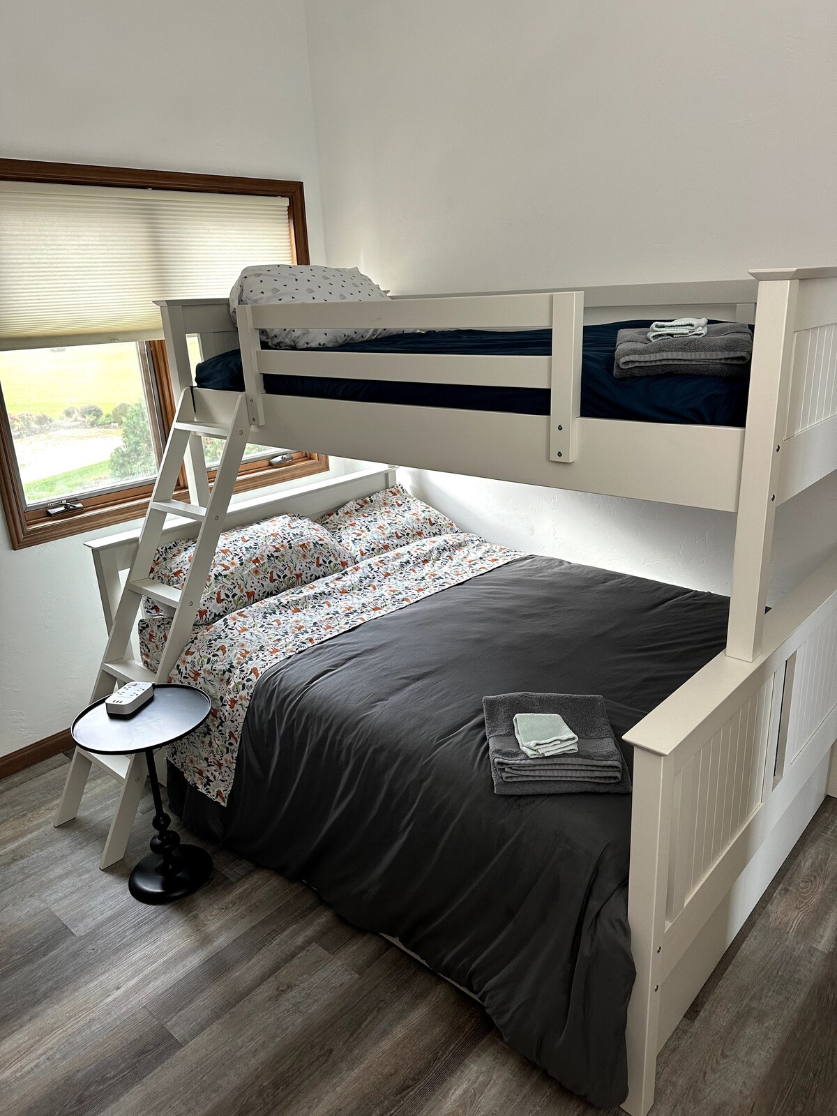 ห้องพักสองชั้นพร้อมเตียงคู่เต็มรูปแบบนอกจากนี้ยังมีเตียงแบบมีล้อขนาดใหญ่