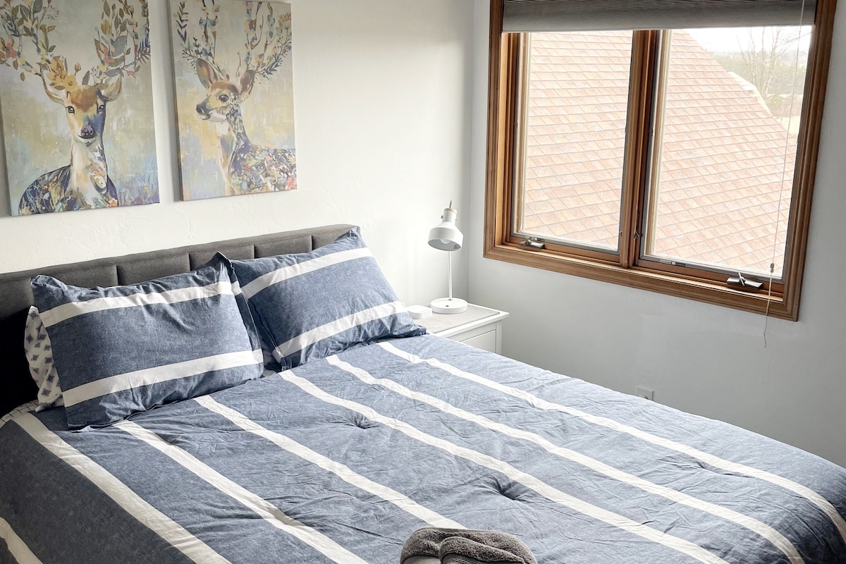 ห้องนอน 3 ชั้นบนมีเตียงควีนไซส์และตู้เสื้อผ้าขนาดใหญ่ 