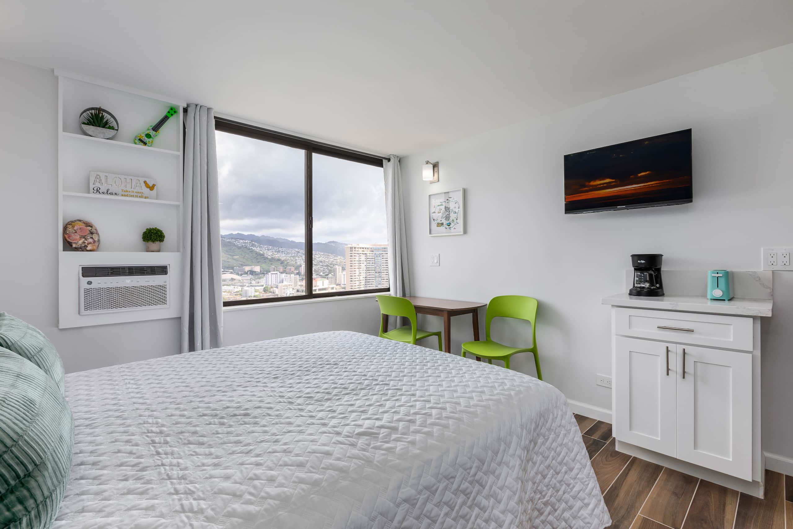 Condo in Honolulu · ★4.8 · Studio · 1 bed · 1 shared bath - Image 3