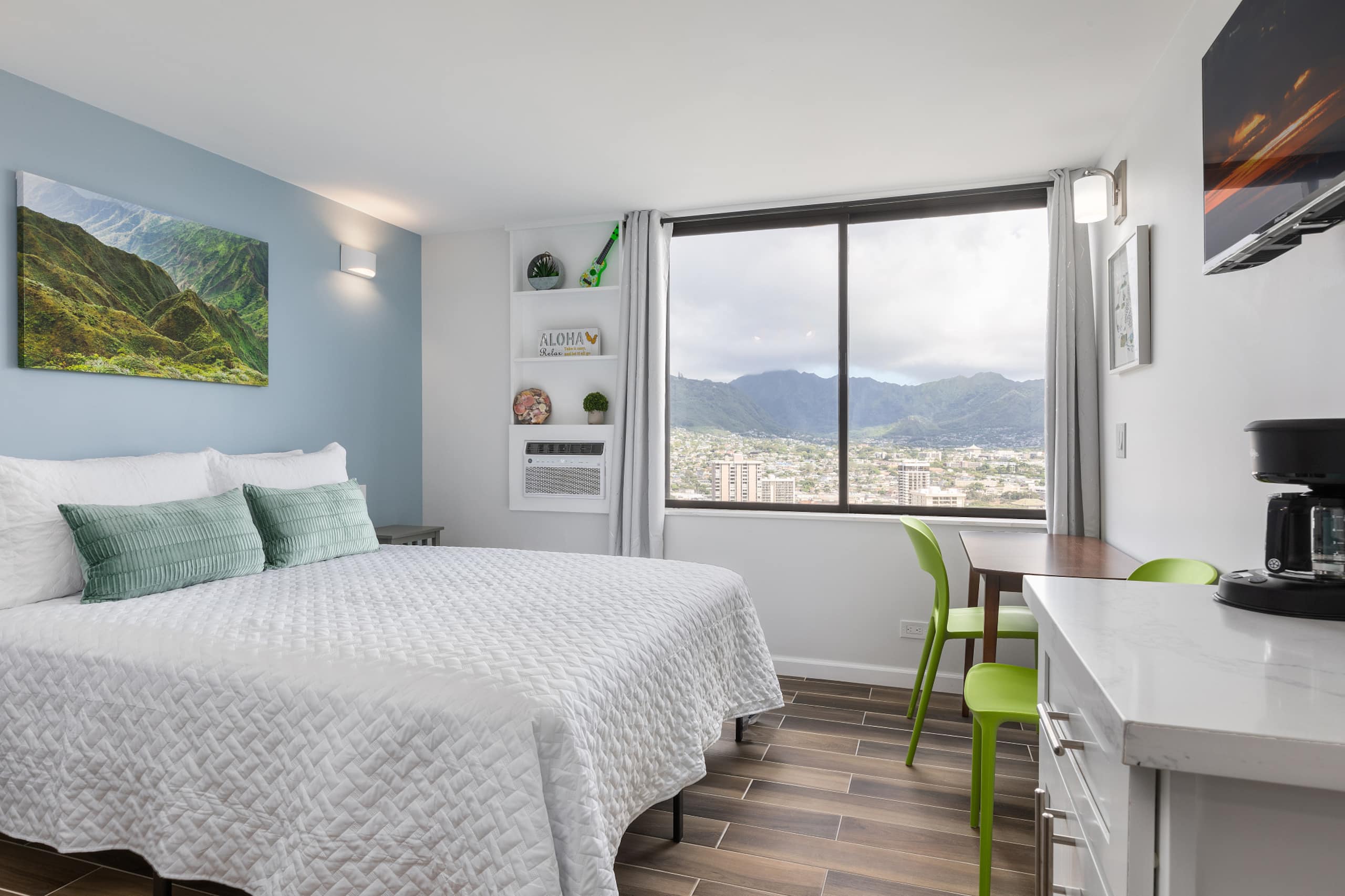 Condo in Honolulu · ★4.8 · Studio · 1 bed · 1 shared bath - Image 2