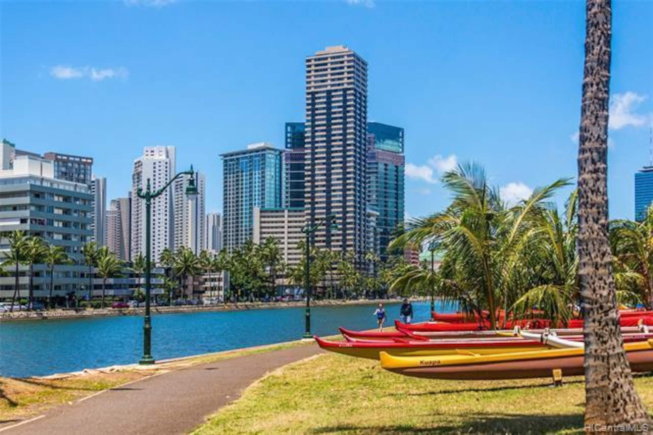 Condo in Honolulu · ★4.8 · Studio · 1 bed · 1 shared bath - Image 1