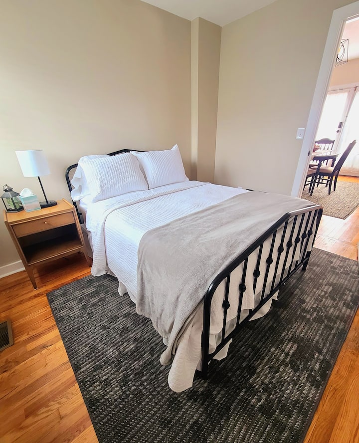 Висококачественият, пълноразмерен хибриден матрак и 100% памучно спално бельо правят тази стая мечтателна.