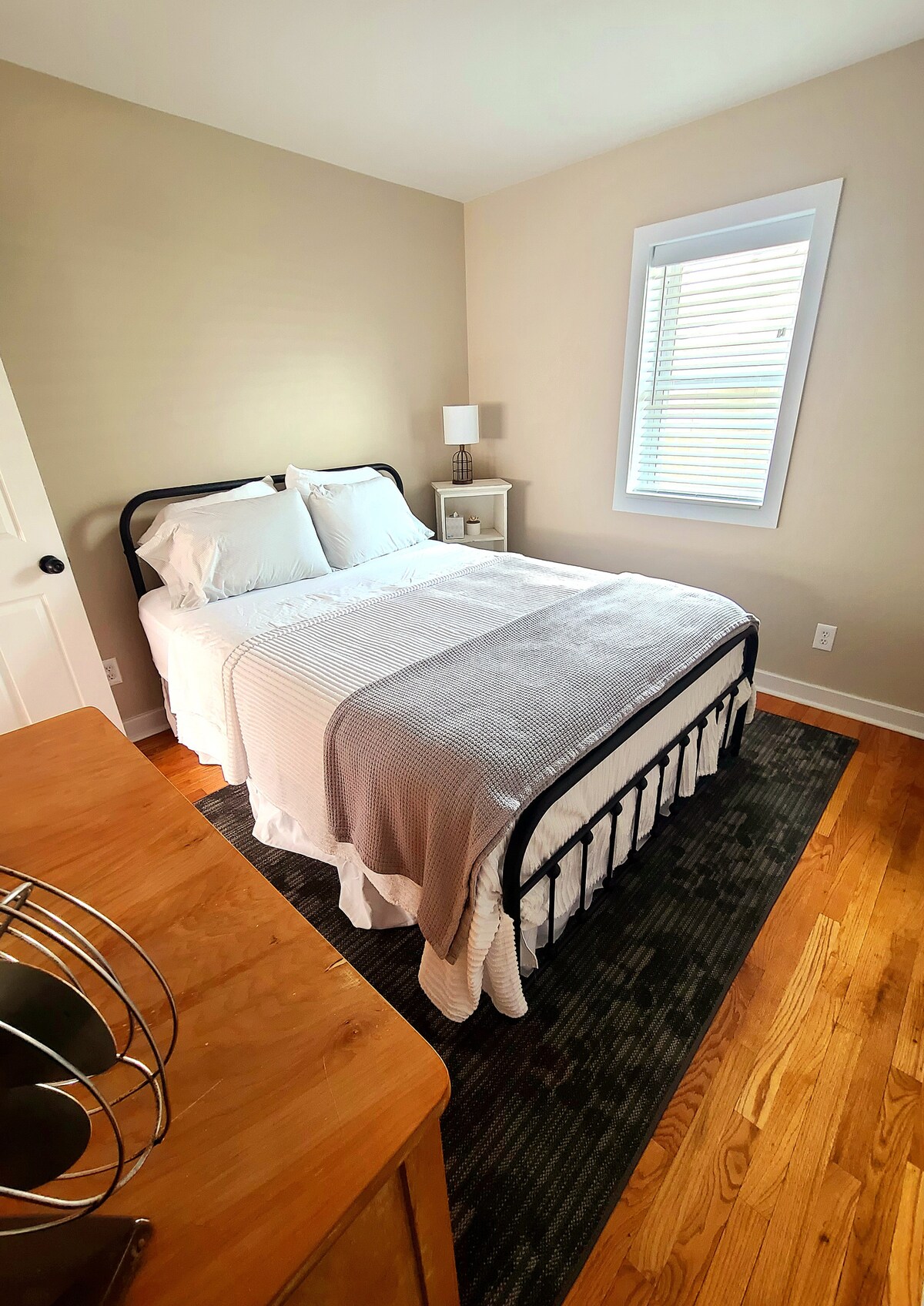 Vysoko kvalitný matrac veľkosti queen size, hybridný matrac a posteľná bielizeň zo 100% bavlny zabezpečia dobrý spánok.