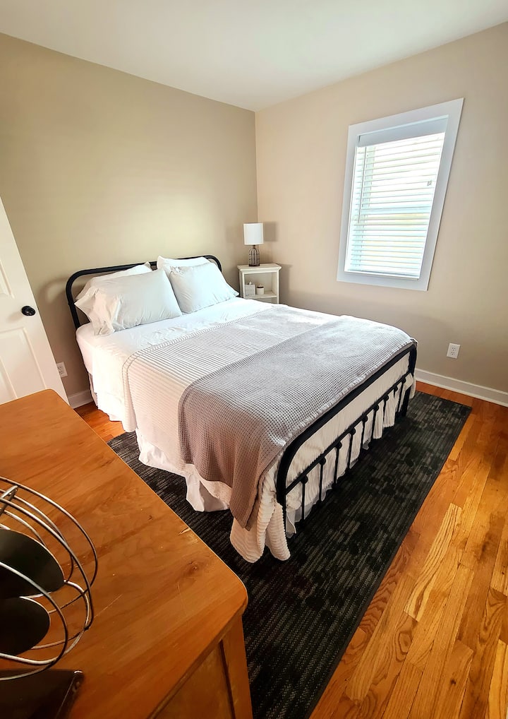 Висококачественият, двоен, хибриден матрак и 100% памучно спално бельо ще осигурят добър нощен сън.