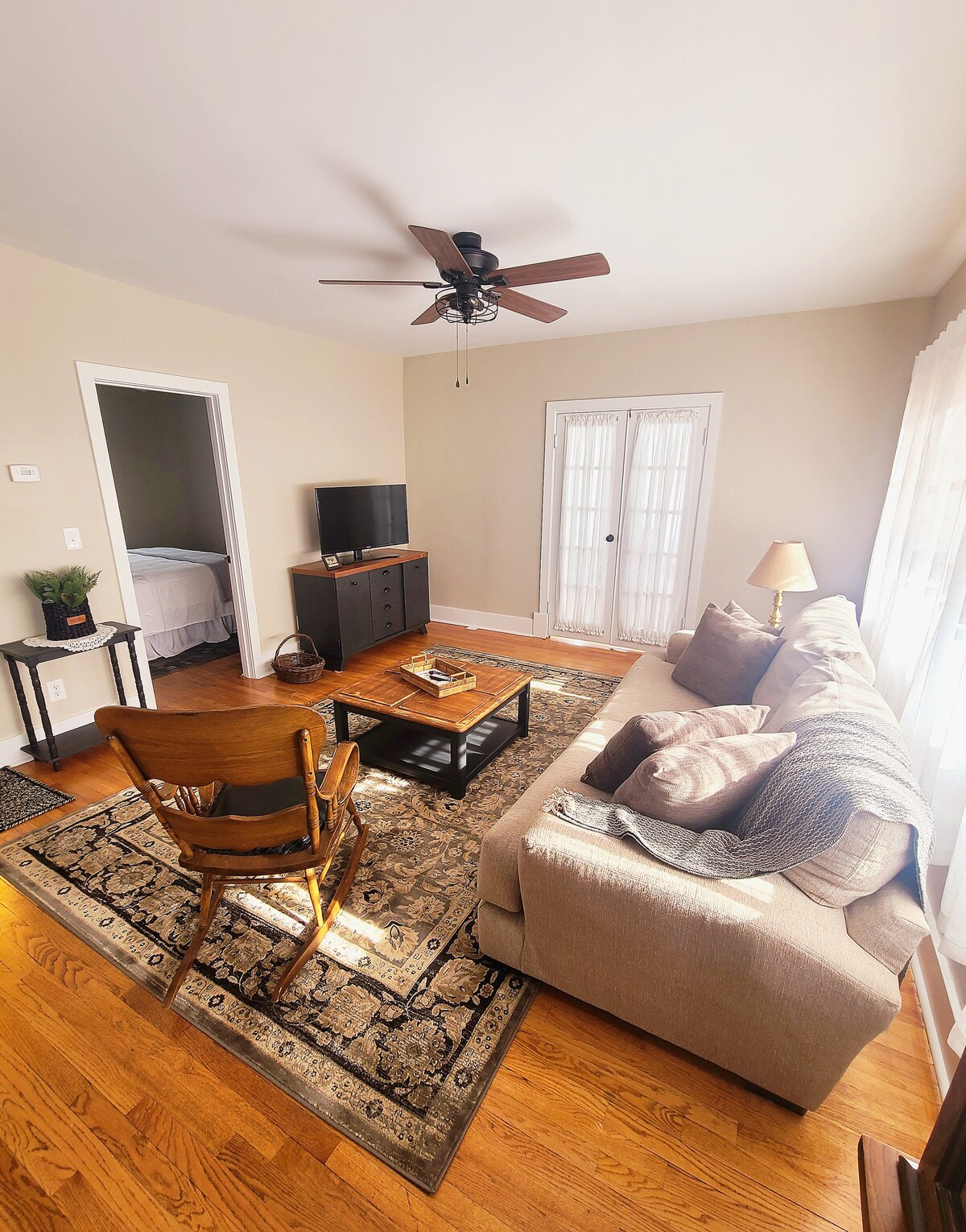 V obývacej izbe je pohodlná pohovka s útulným hodom a veľký televízor.  Máme televízor Roku s aplikáciou Directv.  Môžete sa tiež prihlásiť pomocou svojich osobných aplikácií.  