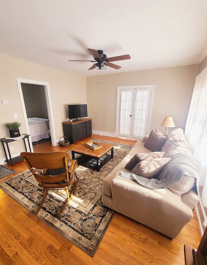 Във всекидневната има удобен диван с уютно хвърляне и голям телевизор.  Имаме телевизор Roku с приложението Directv.  Можете също да влезете с личните си приложения.  