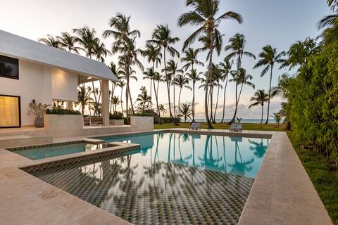 Beach front - NEW VILLA- 8 rooms  for 20 guests