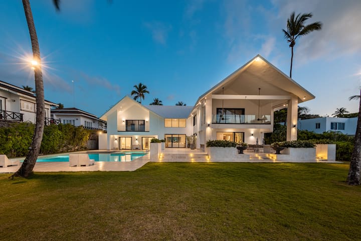 Entire home with 6+ bedrooms in Las Terrenas - Beach front - NEW VILLA- 8 rooms  for 20 Guests