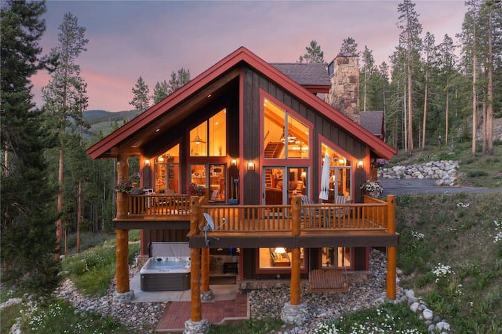 Amazing Breckenridge Home 4bed/4.5bath w/Hot tub