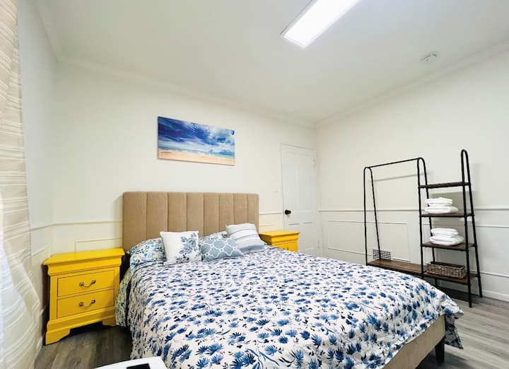 Cozy Bedroom with TV, Pasaden, Rose Bowls Houses for Rent in San