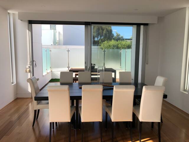 Luxury townhouse with stunning views gallery image 4