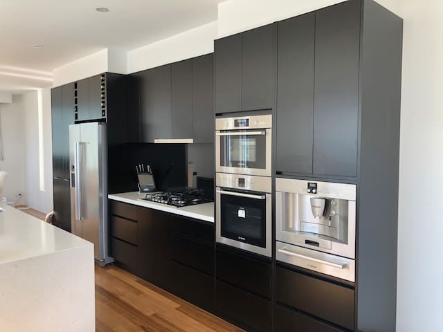 Luxury townhouse with stunning views gallery image 3