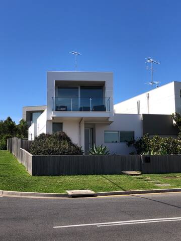 Luxury townhouse with stunning views gallery image 2