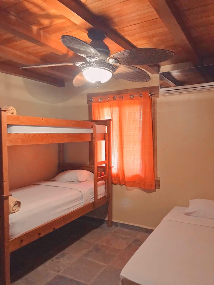Four Bed Private Room - Bed and breakfasts for Rent in Santa Catalina, Provincia de Veraguas, Panama - Image 1