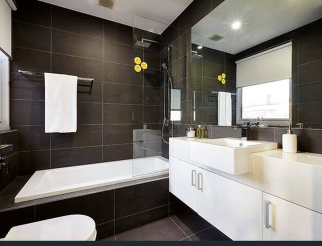 Prime location modern home in Richmond gallery image 3