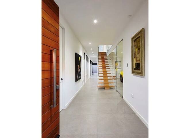Prime location modern home in Richmond gallery image 4