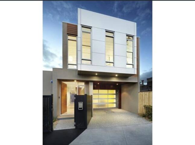 Prime location modern home in Richmond