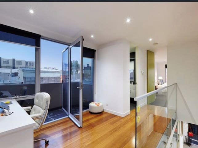 Prime location modern home in Richmond gallery image 2