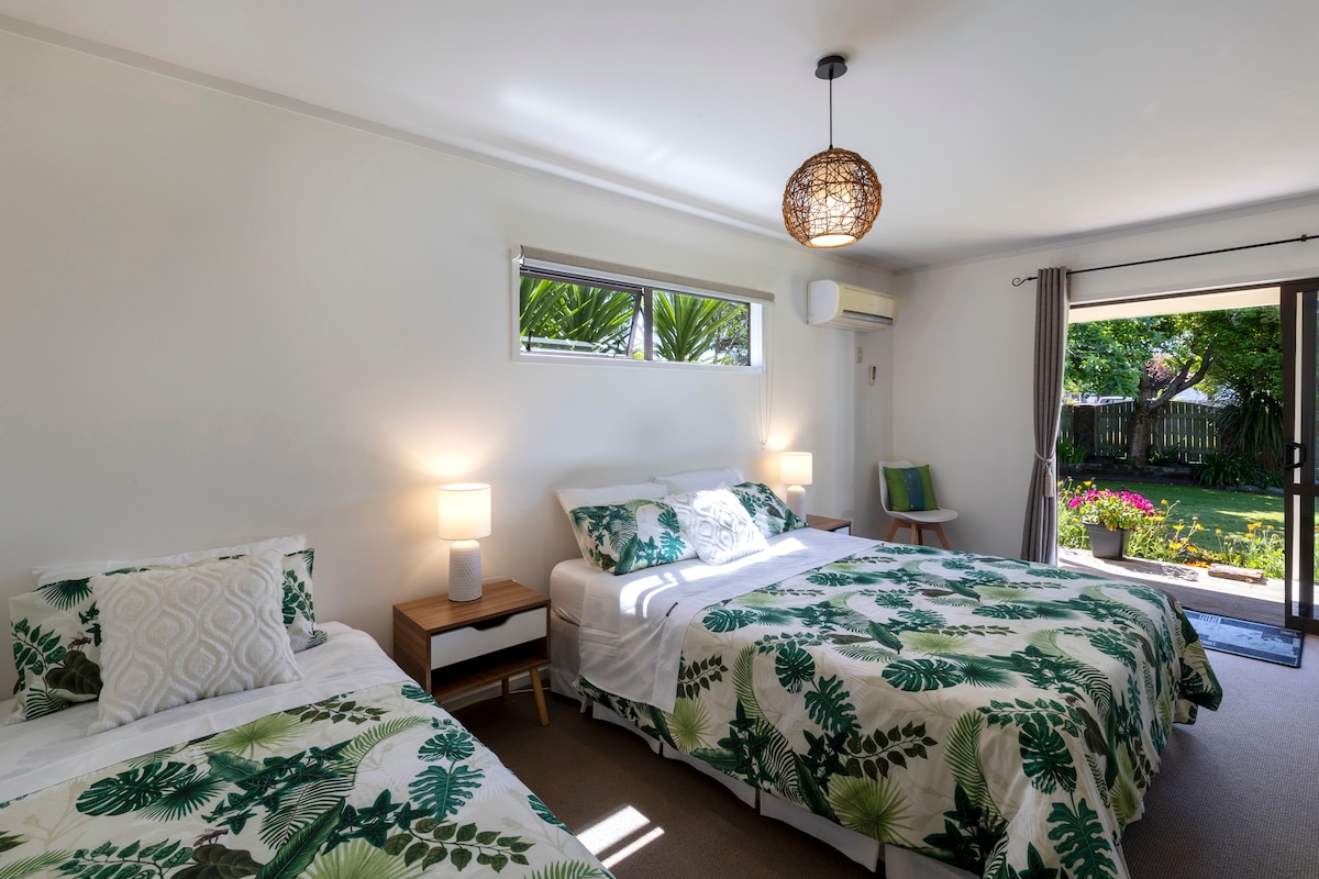 Ljetna posteljina koja odražava prekrasan krajolik vani.
Posteljina oprana mirisom Ecostorea i tekućinom za pranje rublja bez boje, dermatološki testirana na osjetljivu kožu.