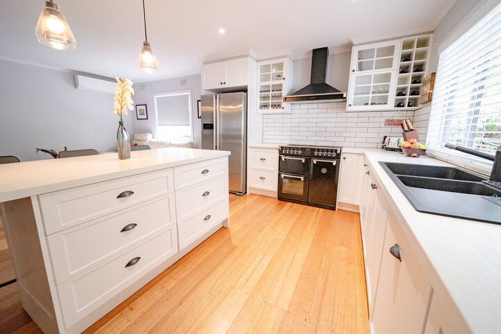 4 Bedroom fun house – spa, sauna, fire pits & more gallery image 4