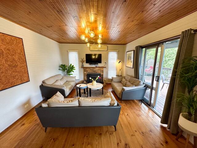 4 Bedroom fun house – spa, sauna, fire pits & more gallery image 3