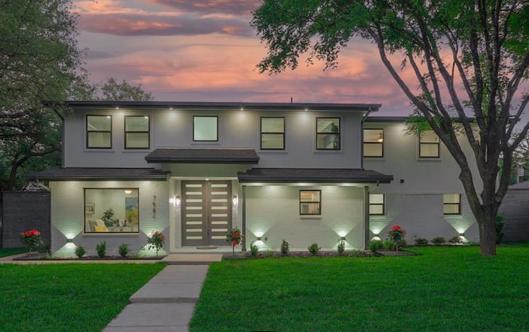 New Luxury modern 5 BDRM 5 Bath Mansion gated+yard