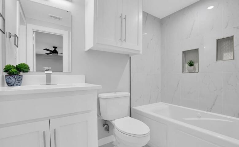 New Luxury modern 5 BDRM 5 Bath Mansion gated+yard gallery image 5