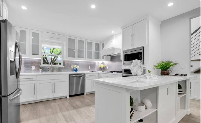 New Luxury modern 5 BDRM 5 Bath Mansion gated+yard gallery image 3