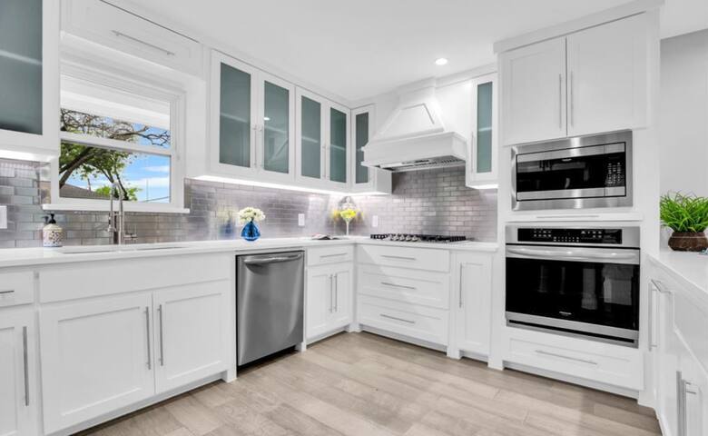 New Luxury modern 5 BDRM 5 Bath Mansion gated+yard gallery image 4