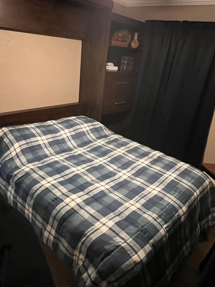 Chumba cha kulala #2 Kitanda cha Malkia/Kitanda cha Murphy