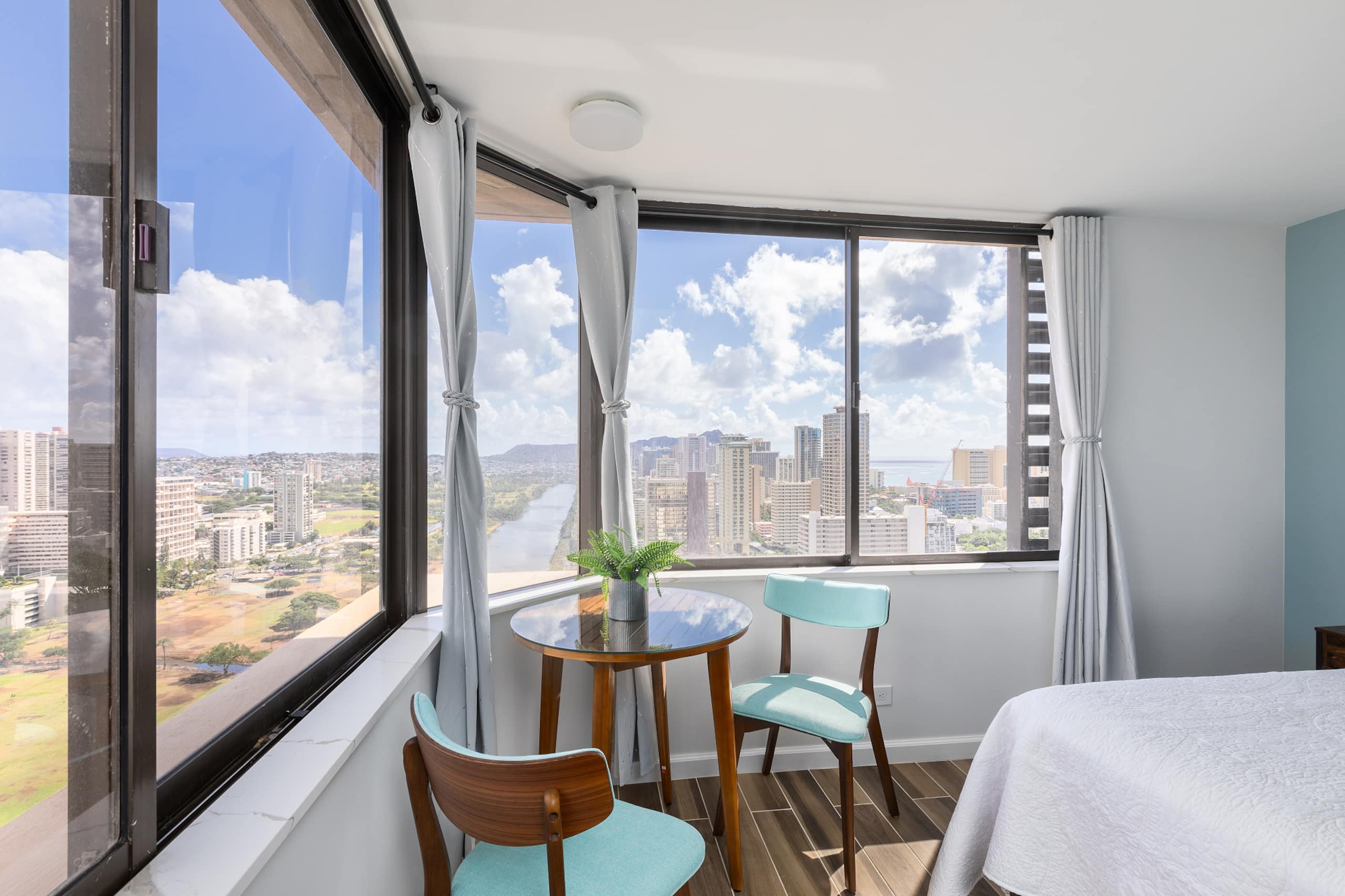 Condo in Honolulu · ★4.9 · Studio · 1 bed · 1 private bath - Image 1