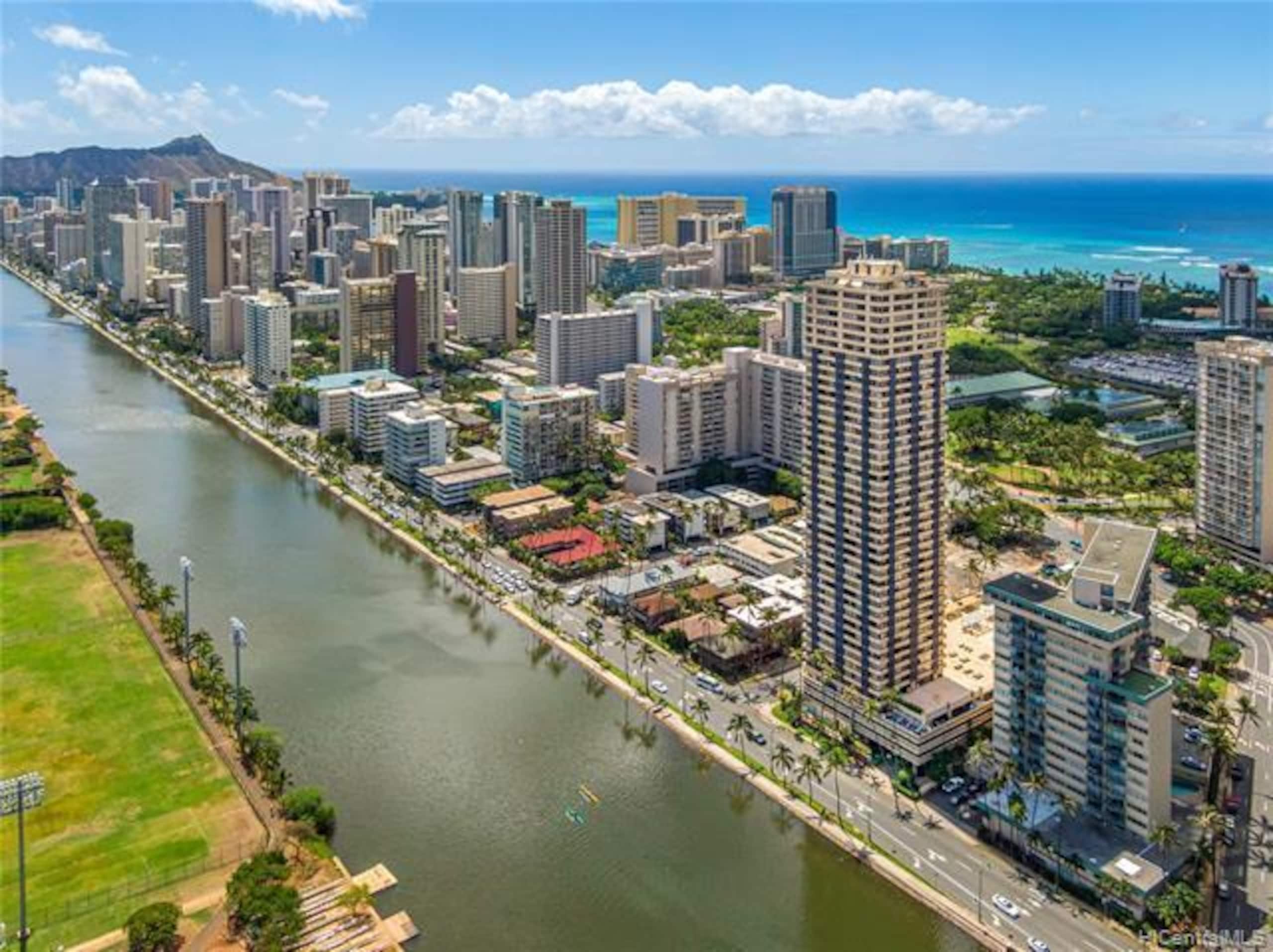 Condo in Honolulu · ★4.9 · Studio · 1 bed · 1 private bath - Image 10