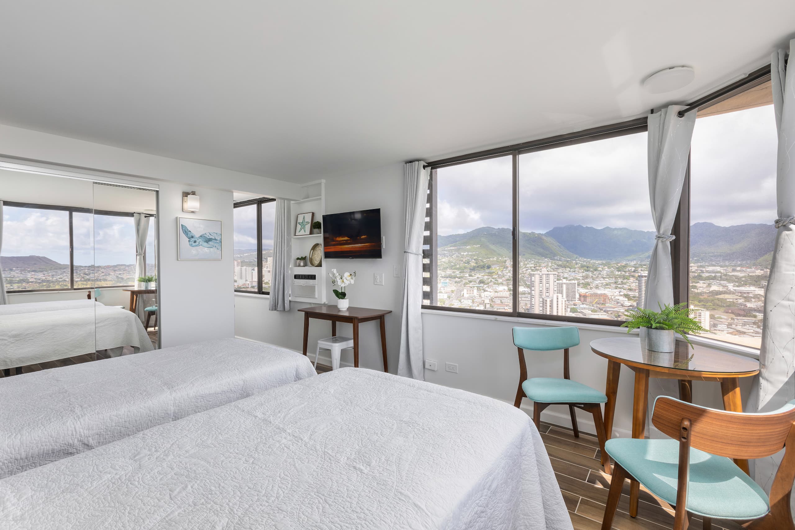 Condo in Honolulu · ★4.9 · Studio · 1 bed · 1 private bath - Image 4
