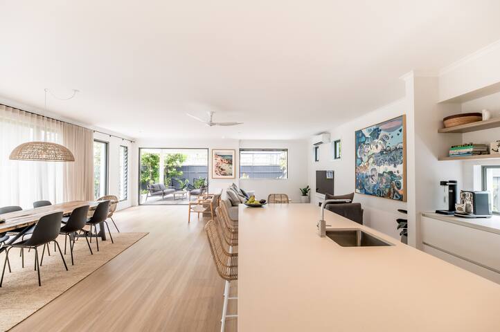 Walk to Sunshine Beach & Village gallery image 4