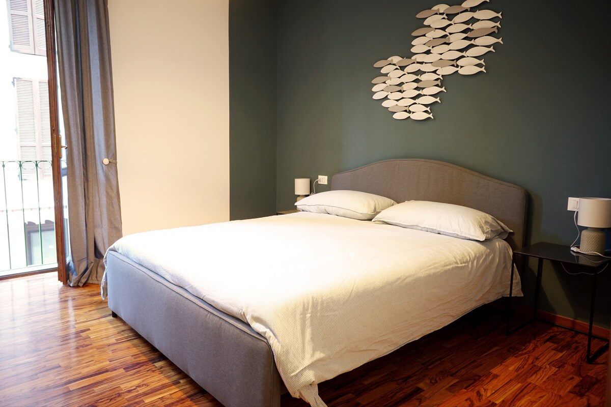 Двойна стая с френска врата, нощни шкафчета с абат и голям килер за дрехите ви