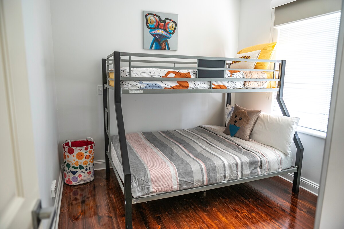 Dormitorio 3, litera individual sobre doble.