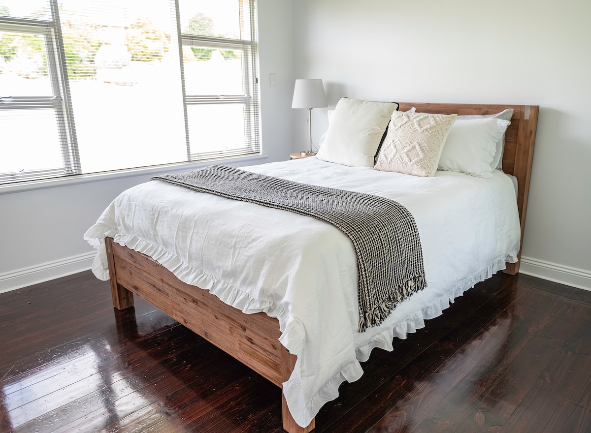 Dormitorio 1: cama tamaño queen.